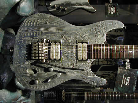 Um dos modelos de guitarra Ibanez assinados por Giger
